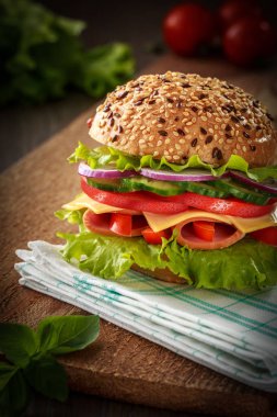 ahşap masada sebze ile taze lezzetli burger 