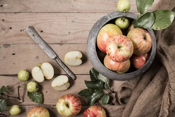 Manzanas rojas y verdes en mesa de madera vintage —  Fotos de Stock