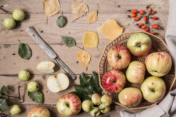 Manzanas rojas y verdes en mesa de madera vintage —  Fotos de Stock