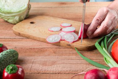 adam evde taze turp salatası hazırlama 