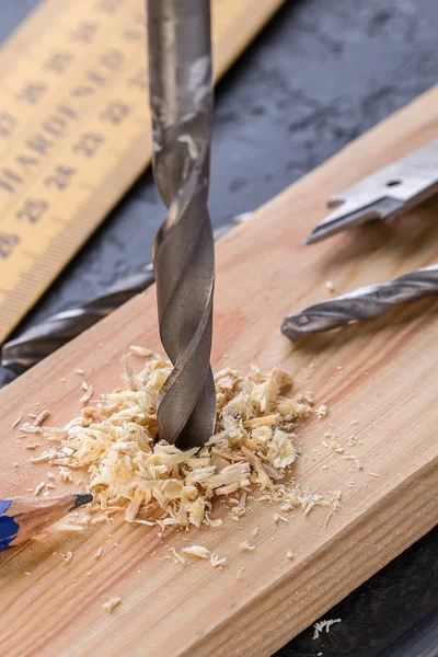 Um tiro de perto de uma broca elétrica . — Fotografia de Stock