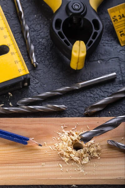 Herramienta de trabajo sobre fondo de madera. Conjunto de herramientas —  Fotos de Stock