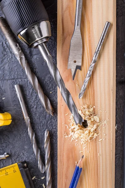 Strumento di lavoro su uno sfondo di legno. strumenti di costruzione — Foto Stock