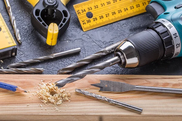 Herramienta de trabajo sobre fondo de madera. Conjunto de herramientas . —  Fotos de Stock