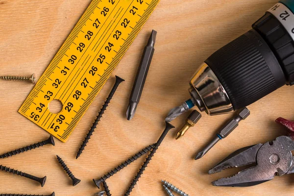 Herramienta de trabajo sobre fondo de madera. herramientas de construcción . —  Fotos de Stock