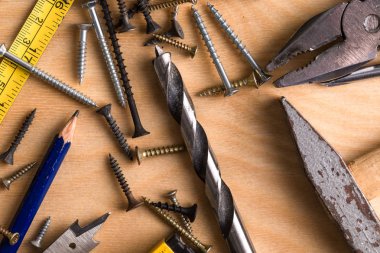 İnşaat teması. Ahşap masada çalışma aracı.