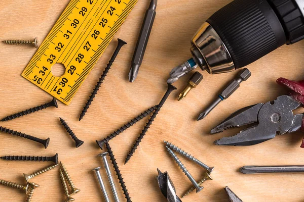 Arbets verktyg på en trä bakgrund. Uppsättning verktyg. — Stockfoto