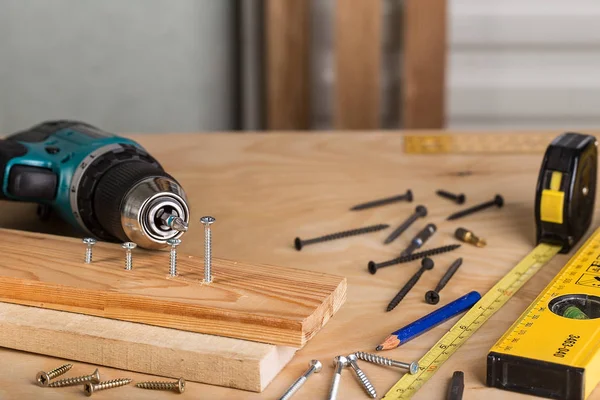 Ferramenta de trabalho em uma mesa de madeira. Conjunto de ferramentas . — Fotografia de Stock