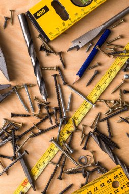 İnşaat teması. Ahşap arka planda çalışma aracı.