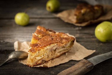 Ahşap arka planda elmalı turta, seçici odak.