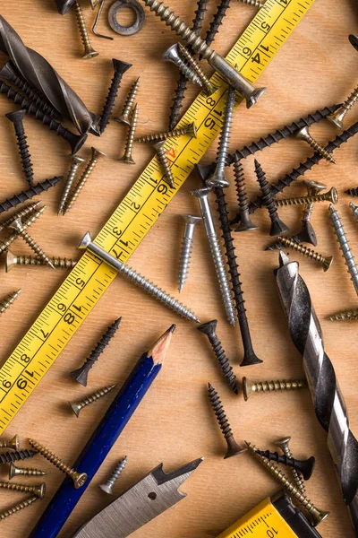 Tema costruzione. Strumento di lavoro su uno sfondo di legno . — Foto Stock