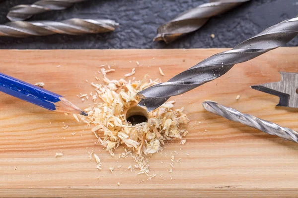 Carpentiere perforazione del legno utilizzando trapano portatile . — Foto Stock