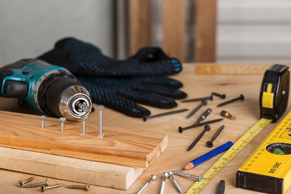 Strumento di lavoro su uno sfondo di legno. Serie di strumenti — Foto Stock