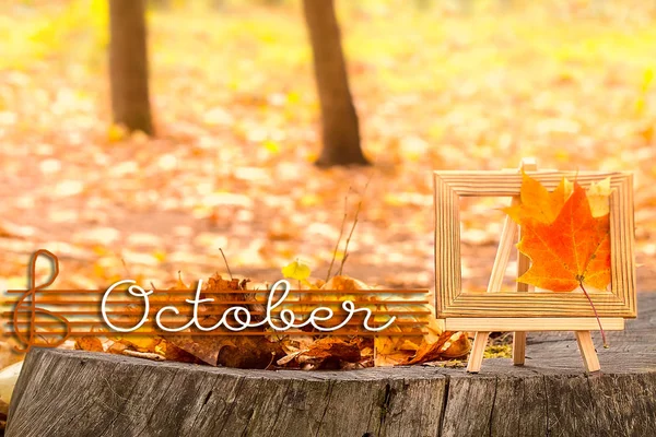 Cartão de carta OCTOBER. Folhas de bordo sobre corte de árvore . — Fotografia de Stock