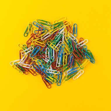 Sarı arka planda renkli ataş demet