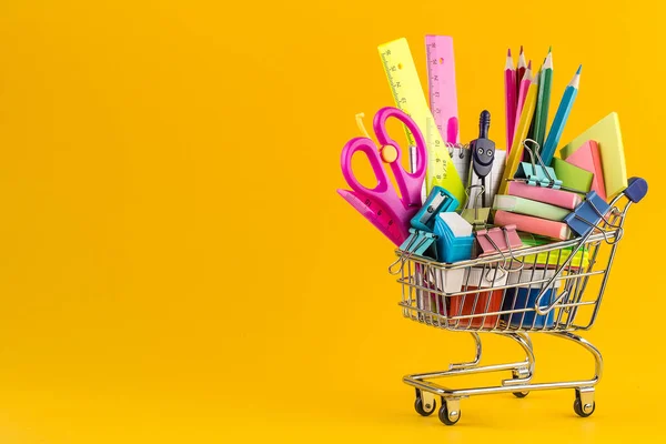 Sarı arka planda Okul kırtasiye ile Alışveriş sepeti.