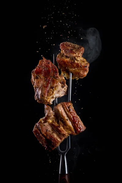 黒に美味しいバーベキュー肉の一部とフォーク — ストック写真