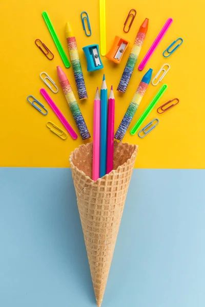 纸文具铅笔和回形针在华夫饼冰淇淋锥. 免版税图库照片