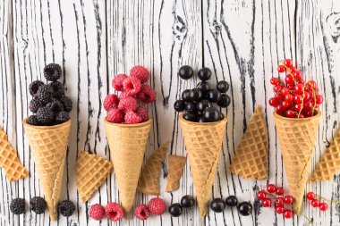 Beyaz ahşap zemin üzerinde gözleme koni yaz meyveleri