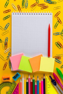 Yaratıcı düz not defteri ile okul konsepti geri yatıyordu, kopyalama alanı ile.