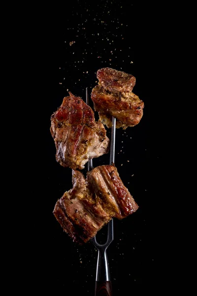 Widelec z kawałkami pysznego mięsa grillowanego na czarno Obraz Stockowy