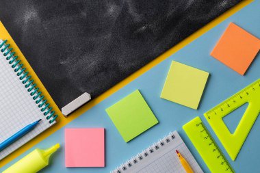 Renkli Okul kırtasiye ve renkli arka plan üzerinde tebeşir tahtası