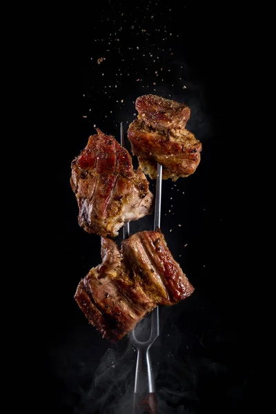 黒に美味しいバーベキュー肉の一部とフォーク — ストック写真