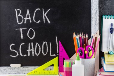 Tahta önünde bir masada kırtasiye.