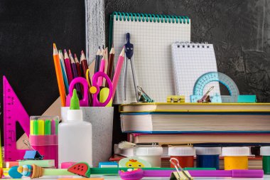 Tahta önünde bir masada Okul kırtasiye