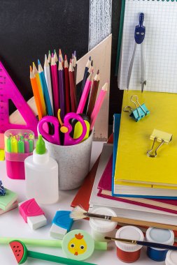 Tahta önünde bir masada kırtasiye