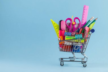 Alışveriş sepeti ile mavi arka plan üzerinde farklı ileti örneği.