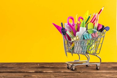 Sarı arka planda Okul kırtasiye ile Alışveriş sepeti