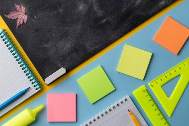 Renkli Okul kırtasiye ve renkli arka plan üzerinde tebeşir tahtası