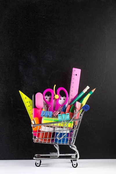 학교 용품과 칠판이 구비되어 있는 쇼핑 카트 — 스톡 사진