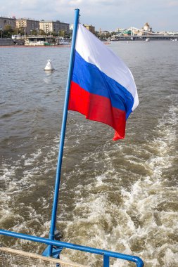 Rusya bayrağı ve Moskva Nehri ve setler