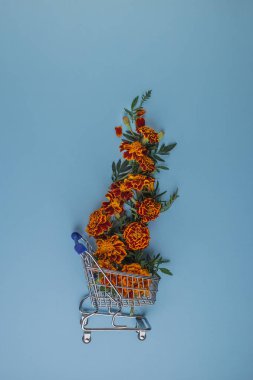 Mavi arka plan üzerinde güzel çiçeklerle yapılan yaratıcı düzen.