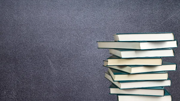 Livros na frente da sala de aula giz bordo . — Fotografia de Stock