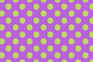 Mor arka planda taze limon dilimlerinin renkli meyve deseni