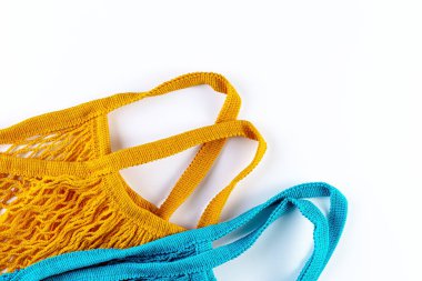 Sıfır atık. Beyaz arkaplanda tekstil eko torbaları.