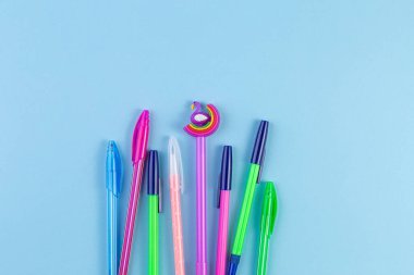 Fotokopi alanı olan mavi kağıt arkaplanındaki renkli kalemler.