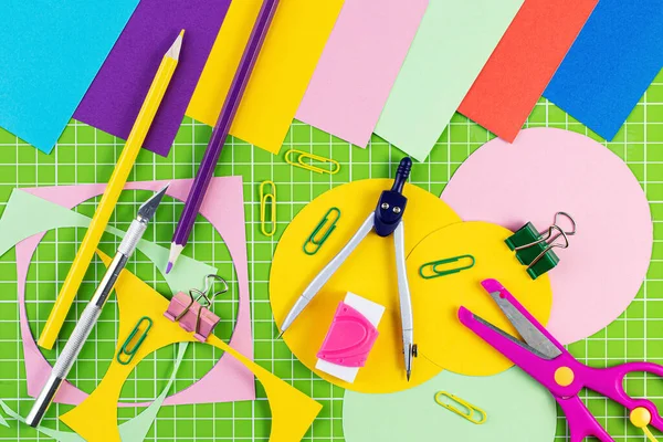 Komposition Mit Schulpapier Auf Farbigem Hintergrund Kreative Wohnung Lag Zurück — Stockfoto