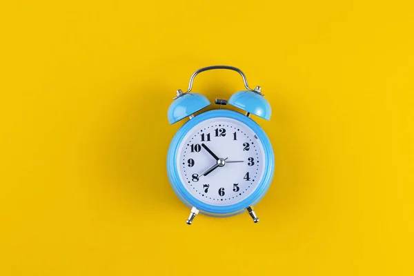 黄色の背景に青のヴィンテージ目覚まし時計 テキスト用の場所と目覚まし時計 時間管理の考え方 事業計画 — ストック写真