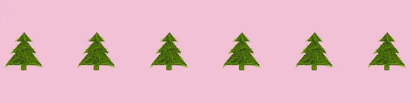 Padrão sem costura com árvores de Natal verdes em um fundo rosa — Fotografia de Stock