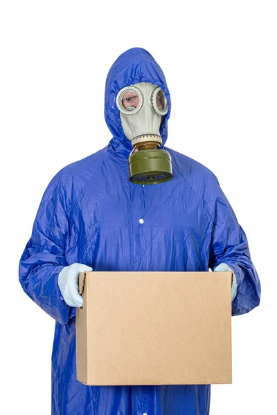 Een Man Met Een Gasmasker Die Een Kartonnen Doos Handen — Stockfoto