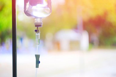 Serum torbası damar içi serumlar, tıbbi konsept, tedavi ve enjeksiyon vitamini doğal ilaç infüzyon kemoterapi konsepti. Yeşil ışık arka plan hastanesi, seçici odaklanma.