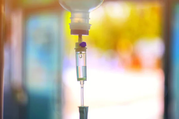 Serum torbası damar içi serumlar, tıbbi konsept, tedavi ve enjeksiyon vitamini doğal ilaç infüzyon kemoterapi konsepti. Yeşil ışık arka plan hastanesi, seçici odaklanma.