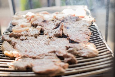 Mangalda aile barbeküsü yapmak için kömür yakmak.
