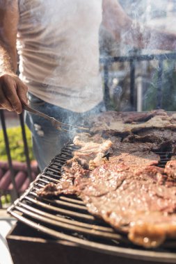 Mangalda aile barbeküsü yapmak için kömür yakmak.