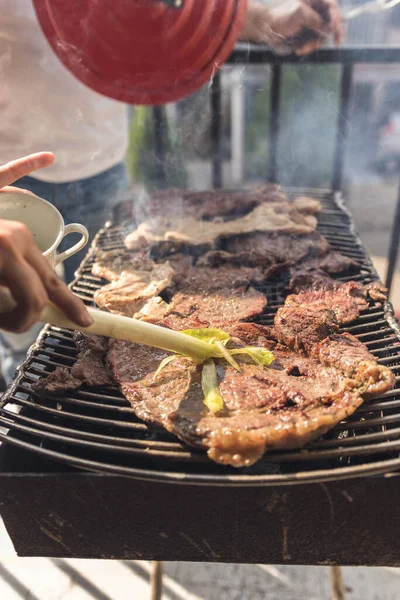 Установка Угля Сделать Семейное Барбекю Мяса Гриле — стоковое фото