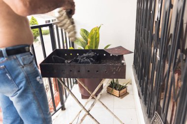 Mangalda aile barbeküsü yapmak için kömür yakmak.